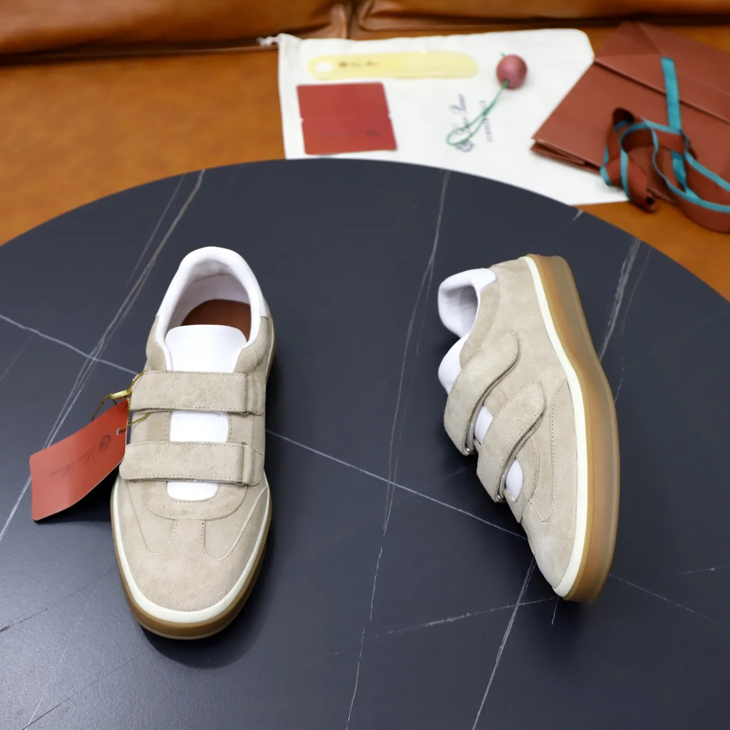 Ex-factory price: 560💰Loro Riana men’s moral training sneakers! Made from high-quality materials and designed in a low-cut silhouette, it offers an elegant and stylish look that's suitable for year-round wear. The unique double-layer sole aesthetic design, caramel cup-shaped outsole is decorated with off-white rubber trim, creating an attractive color combination. Pair with tailored pieces or jeans for a sophisticated yet casual look. The heel is decorated with soft cow leather tongue with Kummel color inserts and cotton laces with embossed LP logo. Upper: cow split suede stitching knitted fabric. Lining: original thickened soft sheepskin. Size: 38-39-40-41-42-43-44 (customized in 45.46)